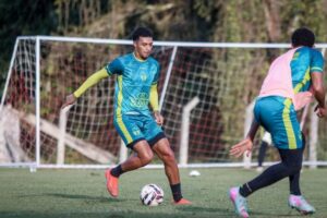 Brusque realiza treino com foco em bolas paradas
