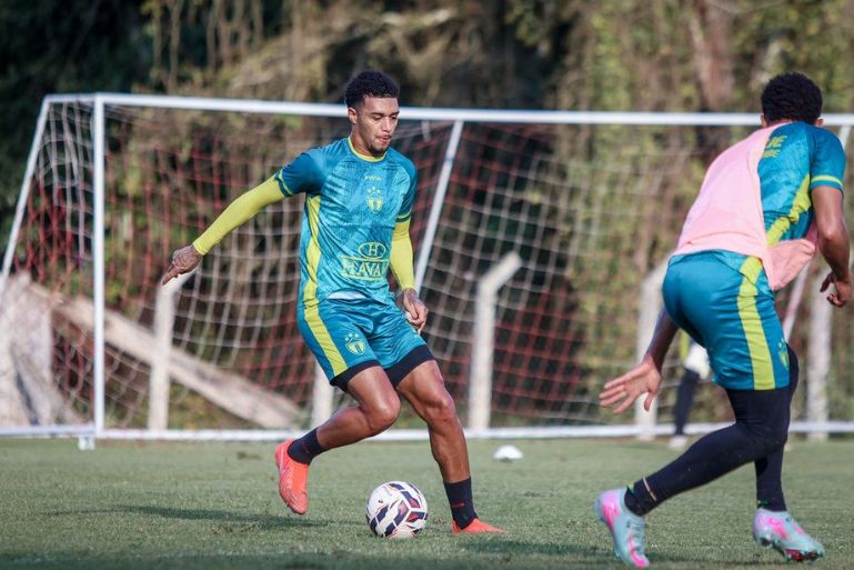 Brusque realiza treino com foco em bolas paradas