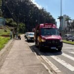 Acidente entre carro e motocicleta deixa jovem ferido no Centro de Brusque
