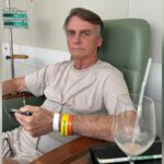 Bolsonaro enfrenta nova onda de soluços e vômitos; médico é acionado às pressas
