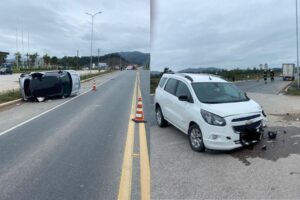 Colisão entre dois carros termina em capotamento no acesso de Ilhota