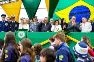 Governador acompanha desfile cívico-militar de 7 de setembro em Florianópolis