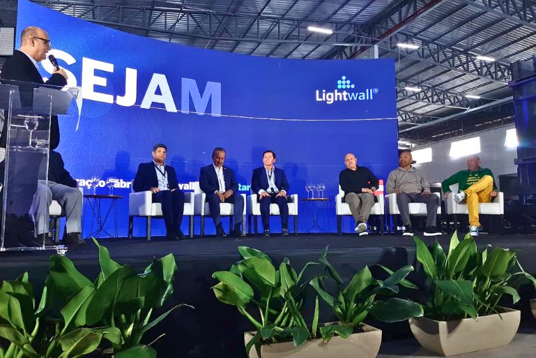 Inauguração reúne Jorginho Mello, Luciano Hang e pai de Neymar em Brusque