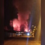 Fogo devastador atinge empresa em Jaraguá do Sul e mobiliza 7 cidades