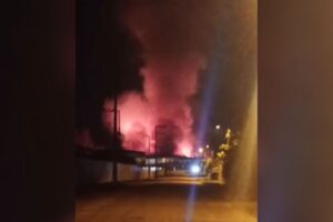Fogo devastador atinge empresa em Jaraguá do Sul e mobiliza 7 cidades