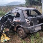 Motorista fica preso às ferragens após saída de pista e choque em cerca