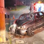 Carro bate em poste e homem é conduzido ao hospital em Gaspar