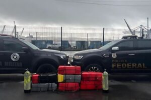 Mergulhadores encontram mais de 270 quilos de cocaína em navio no porto de Imbituba (SC)