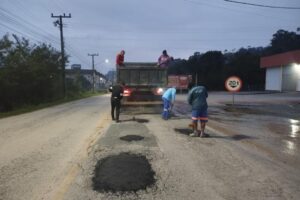Operação Tapa-Buraco avança por seis bairros de Brusque
