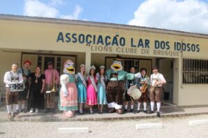 Realeza e mascotes da Fenarreco levam alegria ao Lar dos Idosos Lions Clube de Brusque