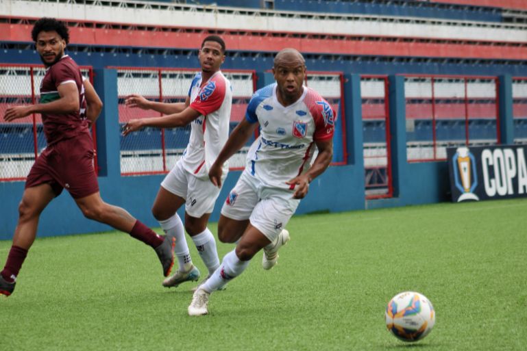 No dia do aniversário, Renaux busca vitória, mas fica no empate com BEC