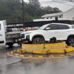 Carro sobe em canteiro no bairro Imigrantes, em Guabiruba