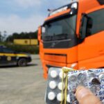 Caminhoneiro que dormia estacionado sobre a pista é flagrado com rebites na BR-101