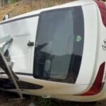 Homem fica ferido após carro cair em barranco e atingir painéis solares em Botuverá