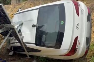 Homem fica ferido após carro cair em barranco e atingir painéis solares em Botuverá