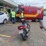 Mulher fica ferida em colisão entre moto e carro na Rua Florianópolis, em Brusque