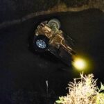 GASPAR: Carro com duas mulheres capota e cai em riacho