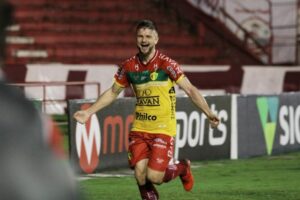 Fim de uma era: zagueiro Everton Alemão anuncia saída do Brusque