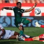 Virada e derrota rubro-negra levam Palmeiras à ponta do Brasileirão