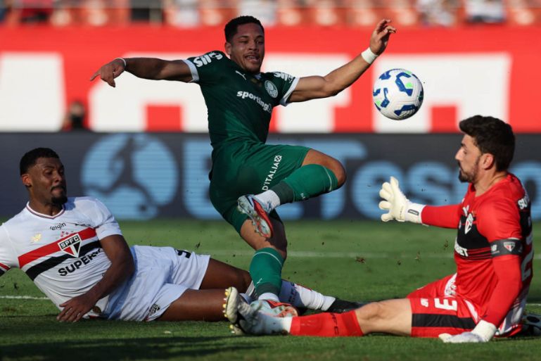Virada e derrota rubro-negra levam Palmeiras à ponta do Brasileirão
