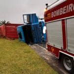 Três pessoas são conduzidas ao hospital após tombamento de caminhão na Rod. Ivo Silveira