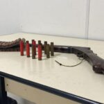 Homem é detido por agressão a esposa e pai é conduzido por posse ilegal de arma em Gaspar