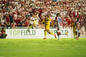 Brusque vive 12 minutos de sonho, mas Náutico garante acesso com gol polêmico