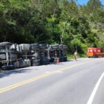 ATUALIZAÇÃO: Caminhoneiro fica ferido após carreta tombar em Botuverá