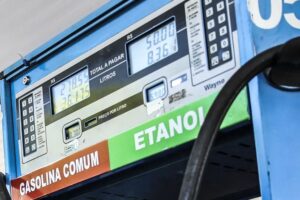 Petrobras reduz preço da gasolina em 4,9% a partir de terça-feira