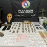 Polícia Militar apreende drogas e detém dois jovens por tráfico em Itajaí