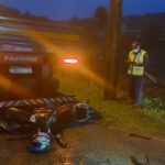 Motociclista fica gravemente ferido após colisão com carreta em Blumenau