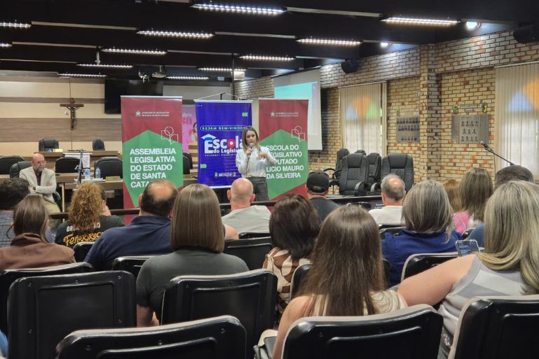 Escola do Legislativo capacita mais de 50 participantes de diversos municípios