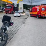 Motociclista fica ferida em colisão com automóvel na rua Augusto Klapoth; VÍDEO