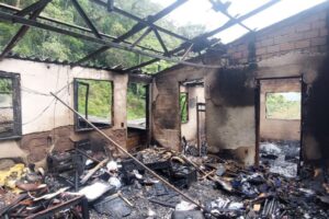 Incêndio destrói casa e deixa dois feridos no bairro Ponta Aguda, em Blumenau