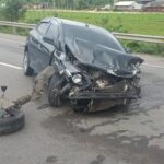 Condutora perde o controle e colide carro em guard rail na Rodovia Antônio Heil