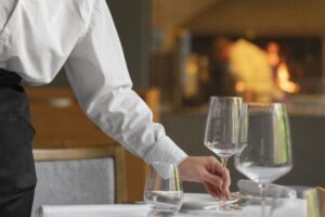 Sethobru conquista aumento salarial acima da inflação para trabalhadores do setor de hospedagem e alimentação