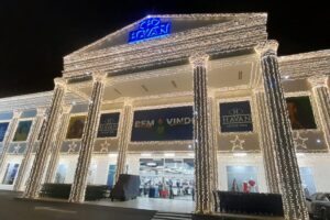 Fachada da Havan de Brusque já está iluminada para o Natal