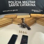 VÍDEO: Polícia Militar prende três homens por porte ilegal de arma e tráfico de drogas em Itapema