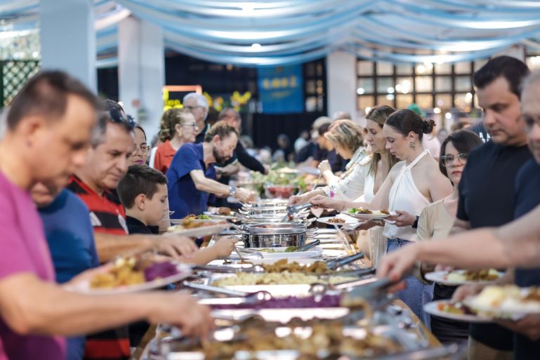 Famílias lotam pavilhões da Fenarreco no primeiro domingo da festa