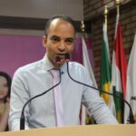 Antonio Roberto parabeniza professores e reforça o papel da educação na formação cidadã