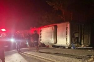 Tragédia na BR‑423: ônibus com 30 passageiros tomba e 15 pessoas morrem