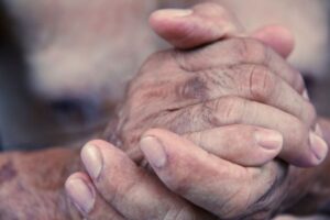 Filho esfaqueia pai idoso de 80 anos após discussão em Campos Novos