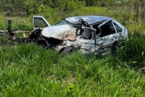 Motorista de carro morre após colisão com caminhão na Rodovia Jorge Lacerda
