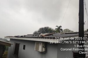Chuva com granizo causa estragos em mais de 100 casas no Oeste de SC