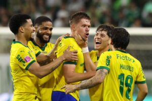 Brasileiro: Palmeiras goleia Bragantino e permanece com folga na ponta