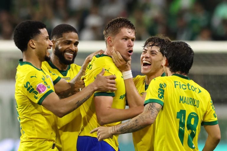 Brasileiro: Palmeiras goleia Bragantino e permanece com folga na ponta