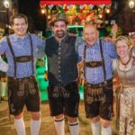 Luciano Hang e Celso Portiolli participam de desfile da Oktoberfest