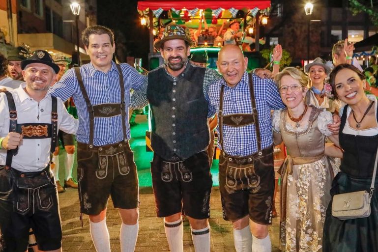 Luciano Hang e Celso Portiolli participam de desfile da Oktoberfest