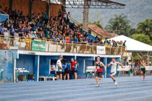 Atletismo da OLESC 2025 tem grandes destaques e marcas expressivas em Timbó