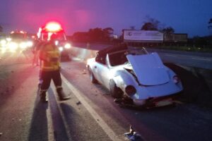 Acidente entre caminhão e carro esportivo chama atenção na BR-470, em Gaspar